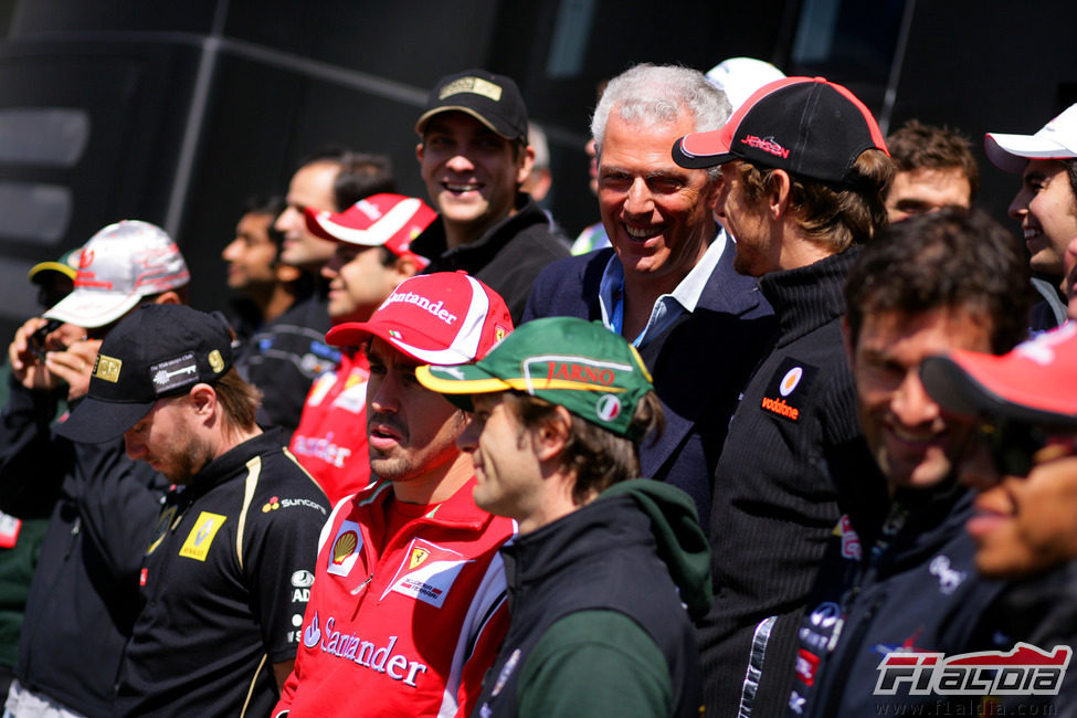 El presidente de Pirelli posa junto a los pilotos en Turquía 2011