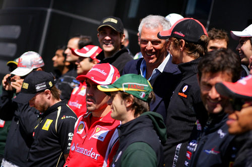 El presidente de Pirelli posa junto a los pilotos en Turquía 2011