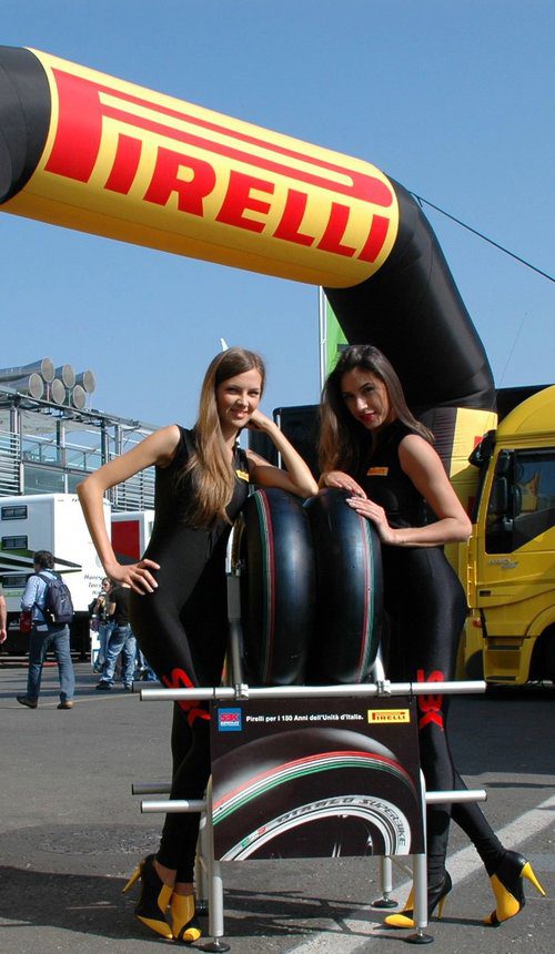 Las chicas de Pirelli celebran el 150 aniversario de la reunificación de Italia