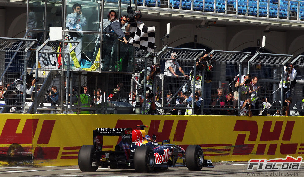 Bandera a cuadros para Vettel en el GP de Turquía 2011