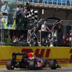 Bandera a cuadros para Vettel en el GP de Turquía 2011