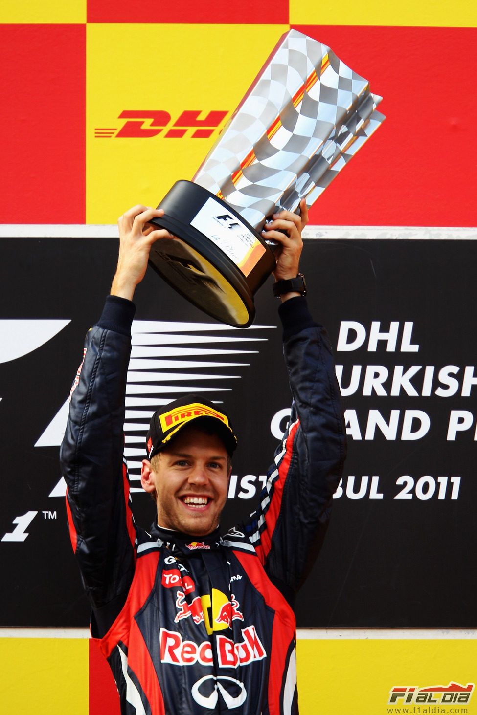 Vettel levanta su trofeo de ganador del GP de Turquía 2011