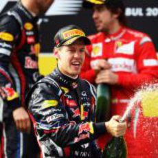 Sebastian Vettel descorcha el champán en Turquía 2011