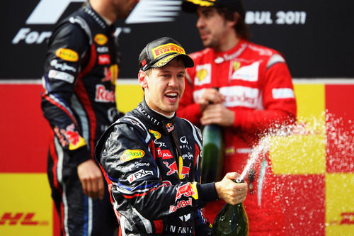 Sebastian Vettel descorcha el champán en Turquía 2011