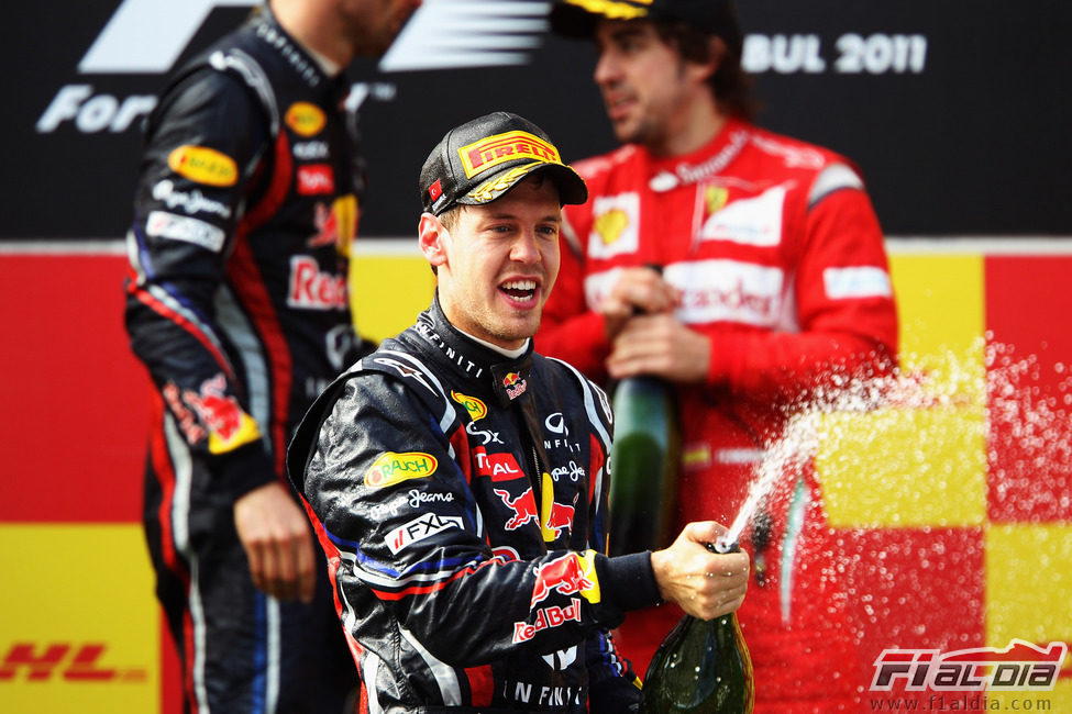 Sebastian Vettel descorcha el champán en Turquía 2011