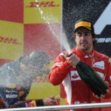 Fernando Alonso vuelve a probar el champán en Turquía 2011