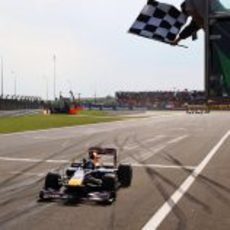 Vettel cruza la meta en primera posición en el GP de Turquía 2011