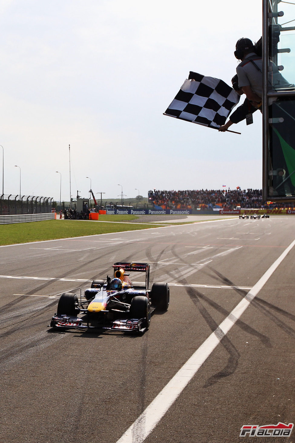 Vettel cruza la meta en primera posición en el GP de Turquía 2011