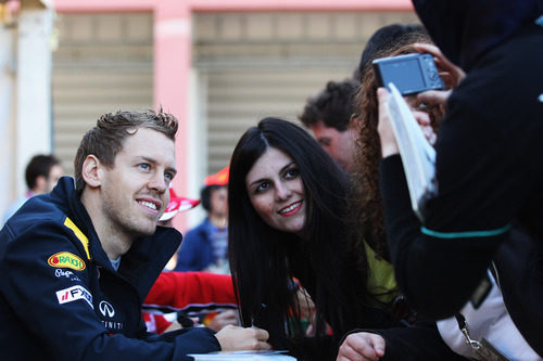 Vettel posa con una aficionada en el GP de Turquía 2011