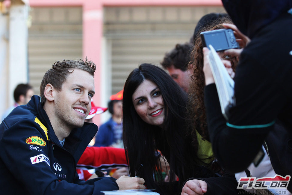 Vettel posa con una aficionada en el GP de Turquía 2011