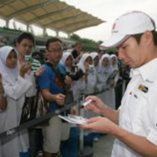 Kobayashi con los fans en Malasia 2011