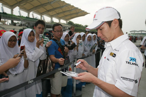 Kobayashi con los fans en Malasia 2011