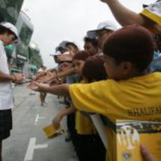 'Checo' Pérez firma autógrafos en el GP de Malasia 2011