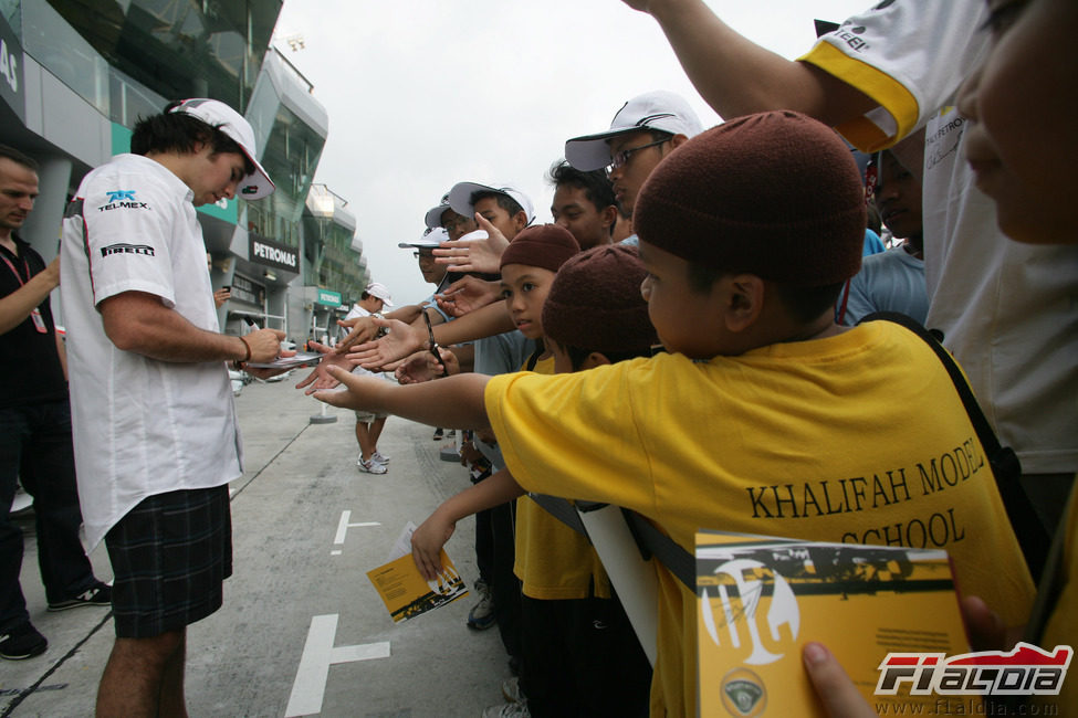'Checo' Pérez firma autógrafos en el GP de Malasia 2011