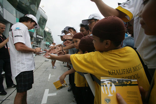 'Checo' Pérez firma autógrafos en el GP de Malasia 2011