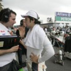 Pérez y su ingeniero conversan en la parrilla de Malasia 2011