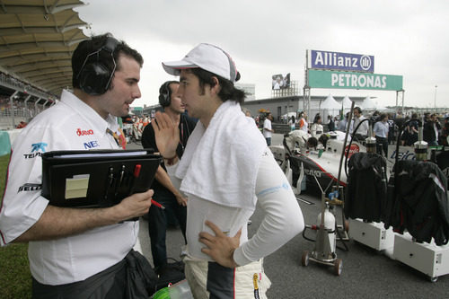 Pérez y su ingeniero conversan en la parrilla de Malasia 2011