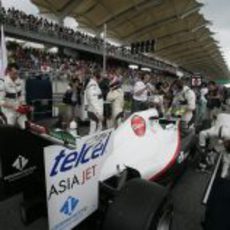 Kobayashi en la parrilla de salida del GP de Malasia