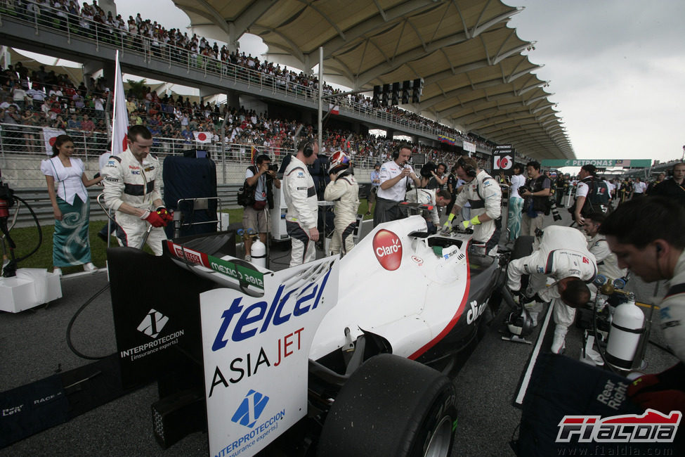 Kobayashi en la parrilla de salida del GP de Malasia