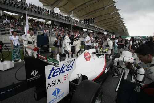Kobayashi en la parrilla de salida del GP de Malasia