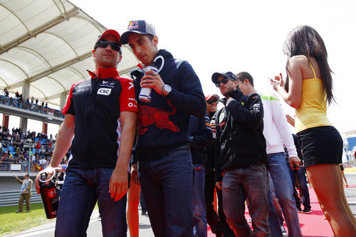 Glock y Buemi charlan durante el drivers paradede Turquía 2011