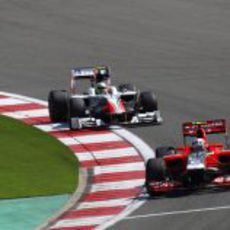 Liuzzi persigue a D'Ambrosio durante el GP de Turquía 2011