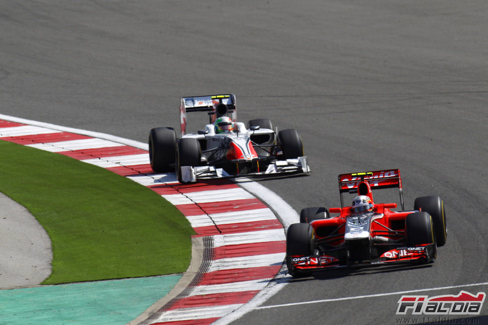 Liuzzi persigue a D'Ambrosio durante el GP de Turquía 2011