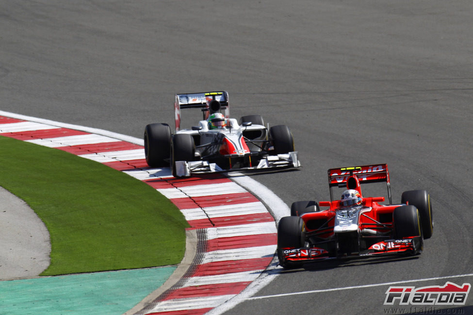 Liuzzi persigue a D'Ambrosio durante el GP de Turquía 2011