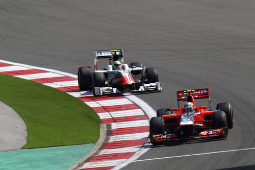 Liuzzi persigue a D'Ambrosio durante el GP de Turquía 2011
