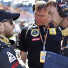 Heidfeld habla con sus ingenieros antes de tomar la salida en Turquía