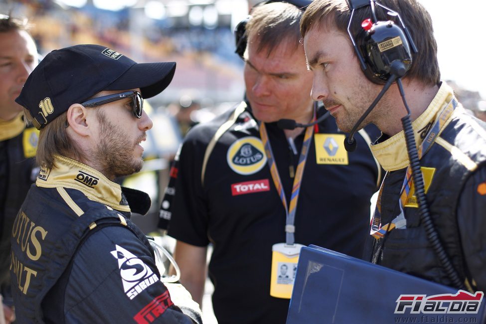 Heidfeld habla con sus ingenieros antes de tomar la salida en Turquía