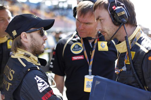 Heidfeld habla con sus ingenieros antes de tomar la salida en Turquía