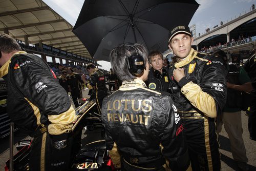 Vitaly Petrov en la parrilla del GP de Turquía 2011