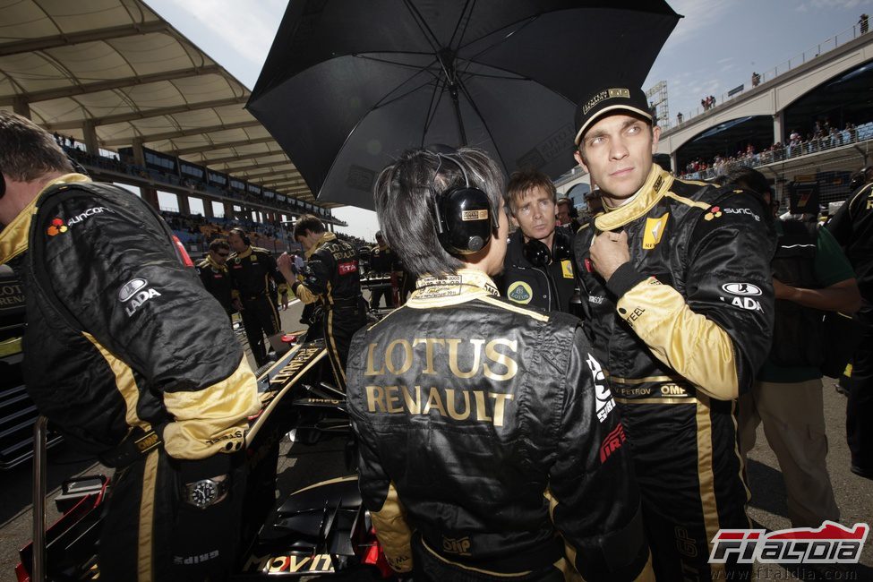 Vitaly Petrov en la parrilla del GP de Turquía 2011