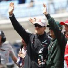 Schumacher saluda a los aficionados turcos en el drivers parade