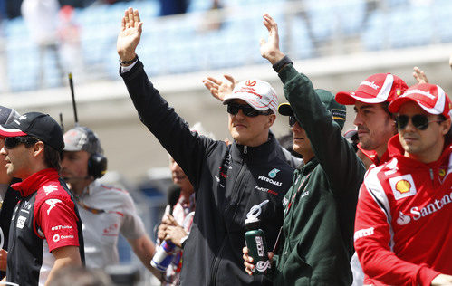 Schumacher saluda a los aficionados turcos en el drivers parade