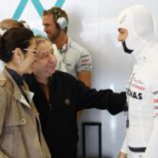 Jean Todt y su mujer, junto a Rosberg en el box de Mercedes GP