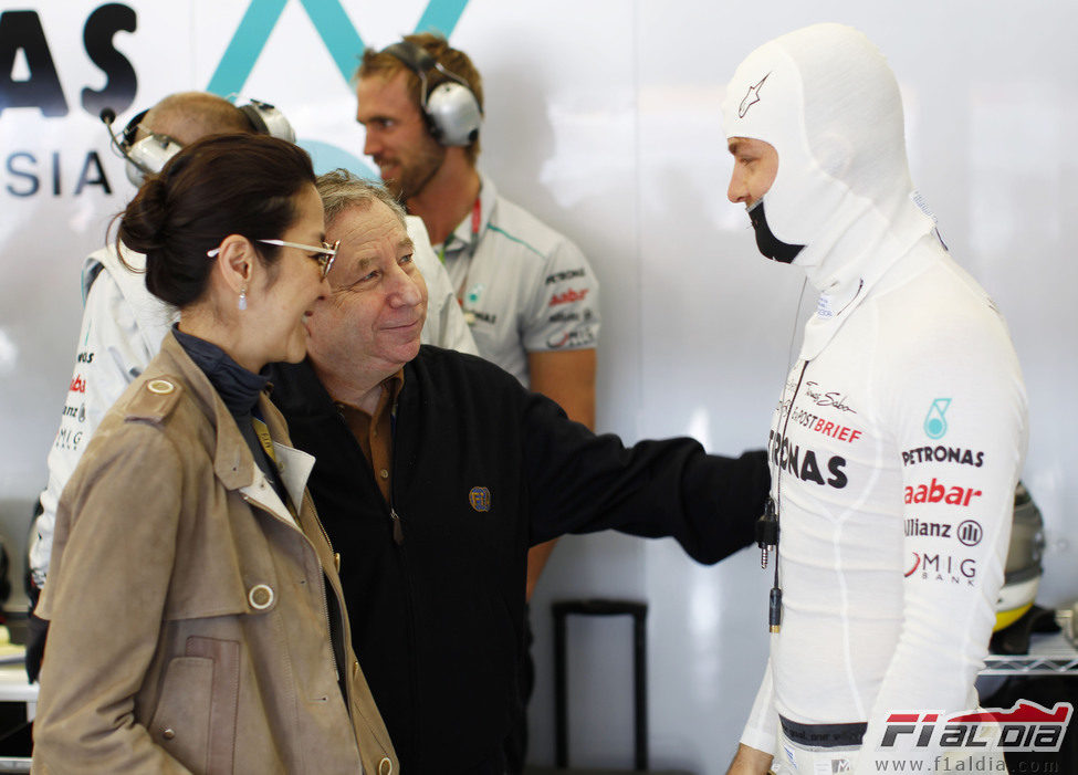 Jean Todt y su mujer, junto a Rosberg en el box de Mercedes GP