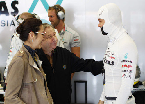 Jean Todt y su mujer, junto a Rosberg en el box de Mercedes GP