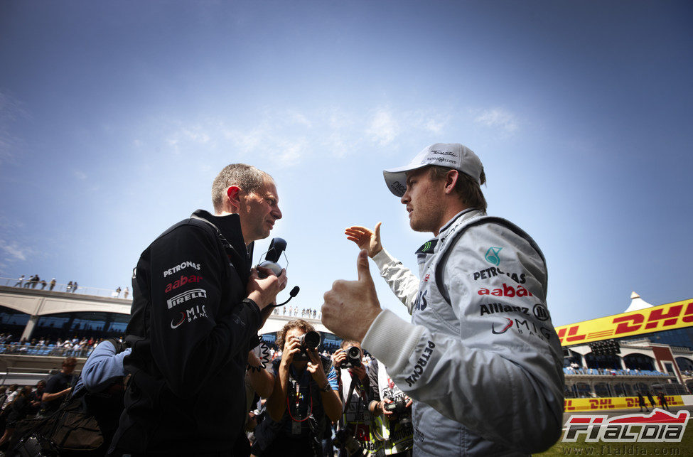 Rosberg habla con su ingeniero en la parrilla de Turquía 2011