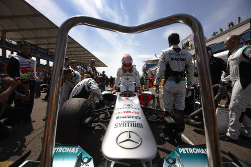 Michael Schumacher se sube a su W02 en la parrilla de Turquía 2011