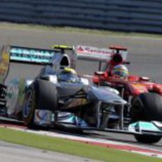 Rosberg y Alonso pelean por la posición en Turquía 2011