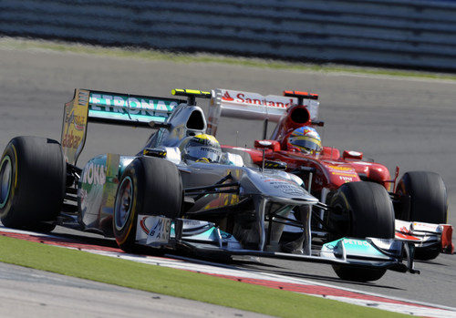 Rosberg y Alonso pelean por la posición en Turquía 2011