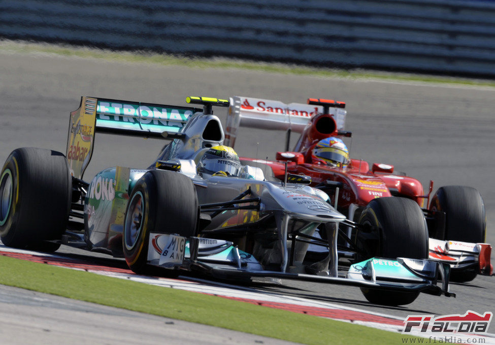 Rosberg y Alonso pelean por la posición en Turquía 2011