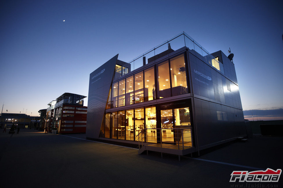 El motorhome de Mercedes GP bajo el anochecer turco