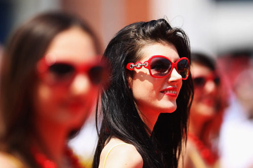 Una de las 'pit babes' morenas del GP de Turquía 2011