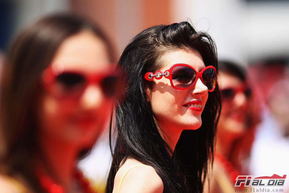 Una de las 'pit babes' morenas del GP de Turquía 2011