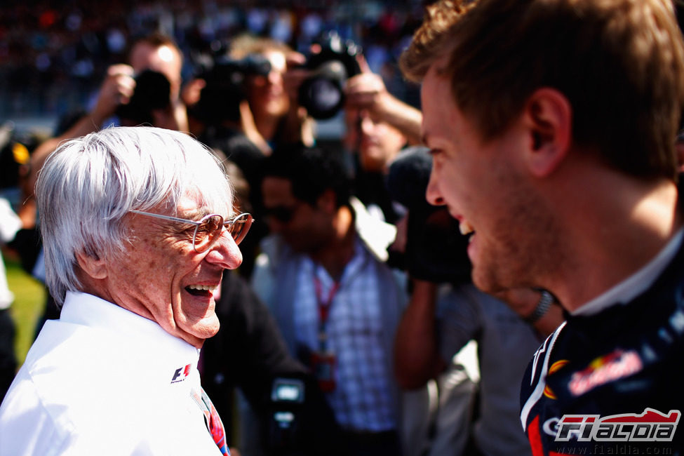 Bernie Ecclestone habla con Vettel en la parrilla