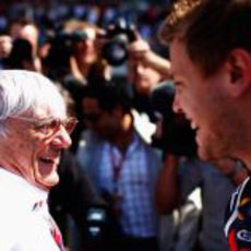 Bernie Ecclestone habla con Vettel en la parrilla