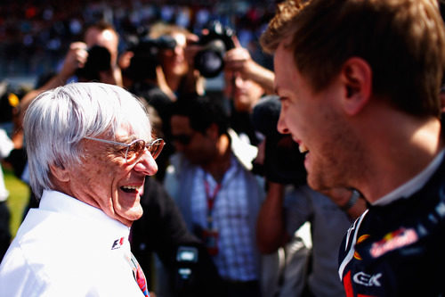 Bernie Ecclestone habla con Vettel en la parrilla